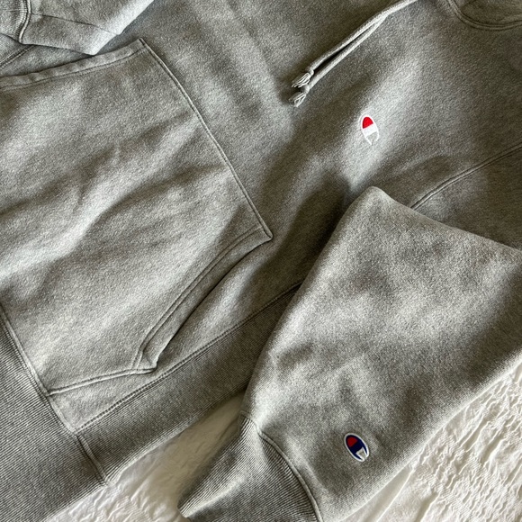 Small unisex reverse weave Champion Sweater 💙❤️ - Picture 5 of 6